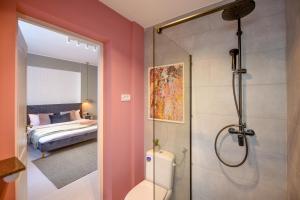 Vonios kambarys apgyvendinimo įstaigoje Life in Pink. Homey Apt