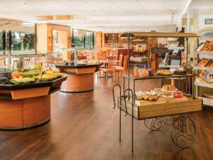a store filled with lots of different types of food at Novotel Porto Gaia in Vila Nova de Gaia