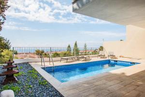 Het zwembad bij of vlak bij Capistrano Garden, piscina privada y vistas al mar