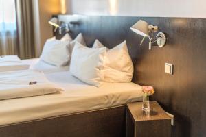 Postel nebo postele na pokoji v ubytování Altstadt Hotel & Café Koblenz