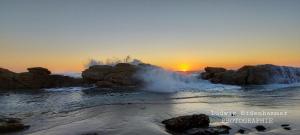 un'onda che colpisce la riva di una spiaggia al tramonto di Stefanias Prasoudi Beach ad Ágios Matthaíos