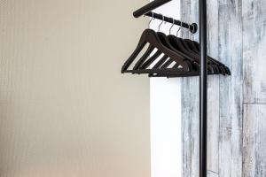 a black hanger hanging on the side of a wall at the niu Saddle - Apartments in Fürth