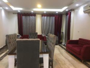 Posezení v ubytování Ramco For Furnished Apartments And Accommodation Compound Leila