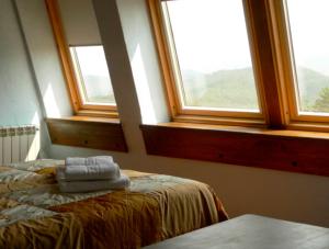 A bed or beds in a room at Villarrobles de Altamira