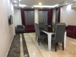 Posezení v ubytování Ramco For Furnished Apartments And Accommodation Compound Leila