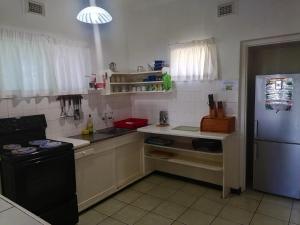 una cocina con fregadero y frigorífico en BillsBest Greengates Cottages, en Port Edward 23 fotos más