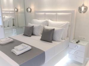 En eller flere senger på et rom på Amaryllis Luxury Rooms