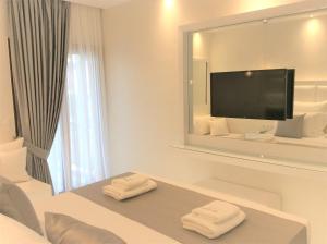 En tv och/eller ett underhållningssystem på Amaryllis Luxury Rooms