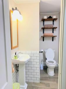 ein Bad mit einem WC und einem Waschbecken in der Unterkunft Monument Garden SWEET in Portland