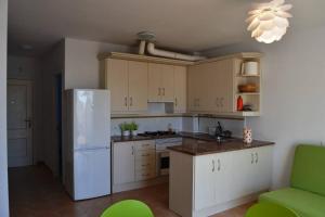 a kitchen with white appliances and a white refrigerator at TurAlmeria - Casa con Muy buenas Vistas en Pozo de los Frailes in El Pozo de los Frailes