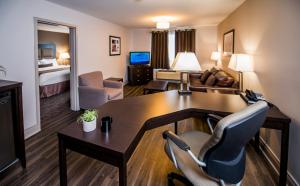 TV a/nebo společenská místnost v ubytování Best Western Plus Moncton