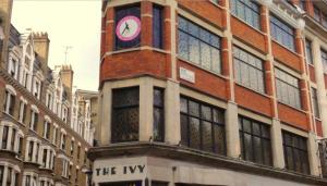 ロンドンにあるWest Street by Q Apartmentsの時計付きの建物