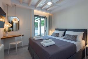 Posteľ alebo postele v izbe v ubytovaní Villa Costele with Private Sandy Beach