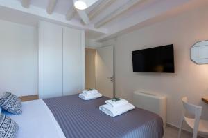 Posteľ alebo postele v izbe v ubytovaní Villa Costele with Private Sandy Beach