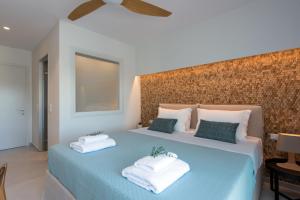 Posteľ alebo postele v izbe v ubytovaní Villa Costele with Private Sandy Beach
