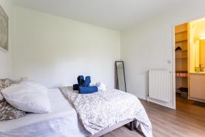 - une chambre avec un lit doté d'un ours en peluche dans l'établissement LE FOUGERES, à Rennes