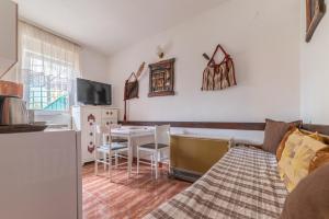 sala de estar con sofá y mesa en Frile Apartments, en Nikšić