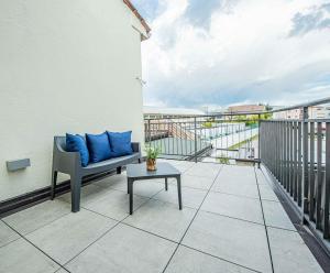 einen Balkon mit einem Sofa und einem Tisch in der Unterkunft HOME CARPEDIEM in Verona