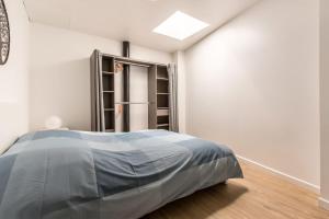 una camera con letto e libreria di Le ZEN... appartement avec fauteuil massant! a Tourcoing