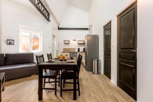 una cucina e un soggiorno con tavolo e sedie di Le ZEN... appartement avec fauteuil massant! a Tourcoing Altre 7 foto