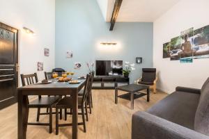un soggiorno con un tavolo e un divano di Le ZEN... appartement avec fauteuil massant! a Tourcoing