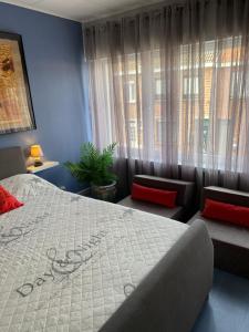 - une chambre avec un lit, deux chaises et une fenêtre dans l'établissement Homestay Mimi's Rental, à Bruges