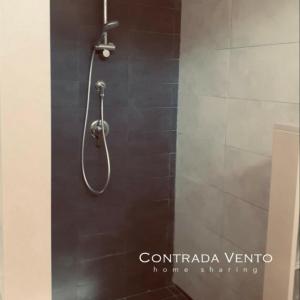A bathroom at Contrada Vento home sharing