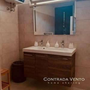 A bathroom at Contrada Vento home sharing