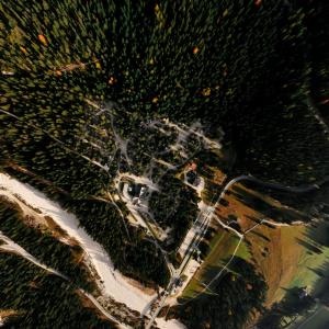 uma vista aérea de uma cidade com um rio em Camping Sass Dlacia em San Cassiano