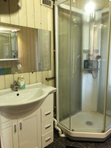 Koupelna v ubytování Beautiful 3 Bed Cottage in Ytteroy with seaview