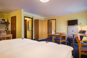 TV a/nebo společenská místnost v ubytování acora Karlsruhe Zentrum Living the City - Apartments