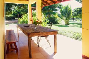 uma mesa de madeira e cadeiras num pátio em Ancha's Oasis em Maputo