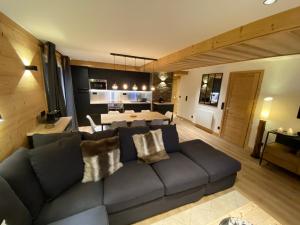 salon z kanapą i jadalnią w obiekcie L'Etesy, pied des pistes et spa w mieście Montgenèvre