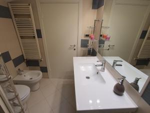 een badkamer met een wastafel en een toilet bij LA GHIBELLINA. confortevole,posizione privilegiata in Siena