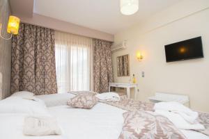 Кровать или кровати в номере Maranton Beach Hotel