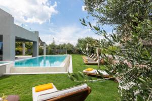 Bazén v ubytovaní Sissy Luxury Villa Chania alebo v jeho blízkosti