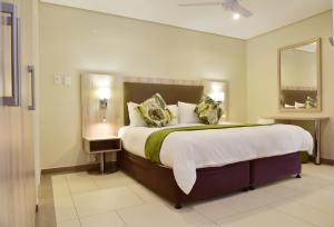 سرير أو أسرّة في غرفة في La Lucia Sands Beach Resort