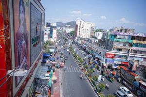 a busy city street with cars and people on the street at Hotel Kosala Vijayawada in Vijayawāda