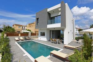 une villa avec une piscine et une maison dans l'établissement Villa Oniron, à Coral Bay