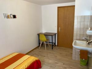 Camera con letto, lavandino e scrivania. di Hôtel du Gd-St-Bernard a Liddes