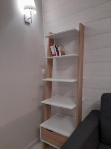 a book shelf in a room with a couch at Le cosy d'Amboise in Amboise