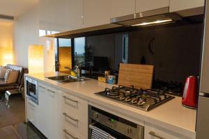 Küche/Küchenzeile in der Unterkunft 2 Bedroom Apartment with City Views