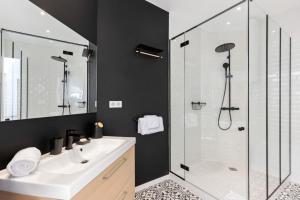 Vonios kambarys apgyvendinimo įstaigoje Stunning 2 Bedroom Apartment