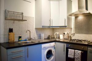 cocina con lavadora en la encimera en Central 3 Bedroom next to Leafy Meadows en Edimburgo