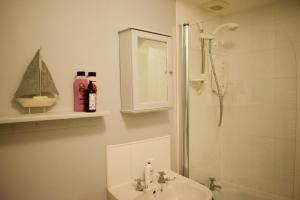 y baño con lavabo y ducha con ducha. en Central 3 Bedroom next to Leafy Meadows en Edimburgo