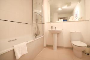 ロンドンにあるBeautiful 2 Bedroom Property in Boroughのバスルーム(トイレ、シャワー、シンク付)