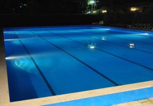 una piscina por la noche con iluminación azul en Fiori D'Arancio, en Piano di Sorrento