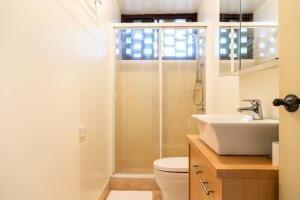 a bathroom with a toilet and a sink at Charming 1 Bedroom Apartment in Vibrant South Yarra in Melbourne