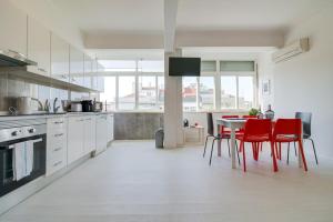 Modern 2 Bedroom Apartment with views in Lisbonにあるキッチンまたは簡易キッチン