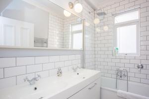 Phòng tắm tại Stylish & Modern 3 Bed Flat in NW London with Garden